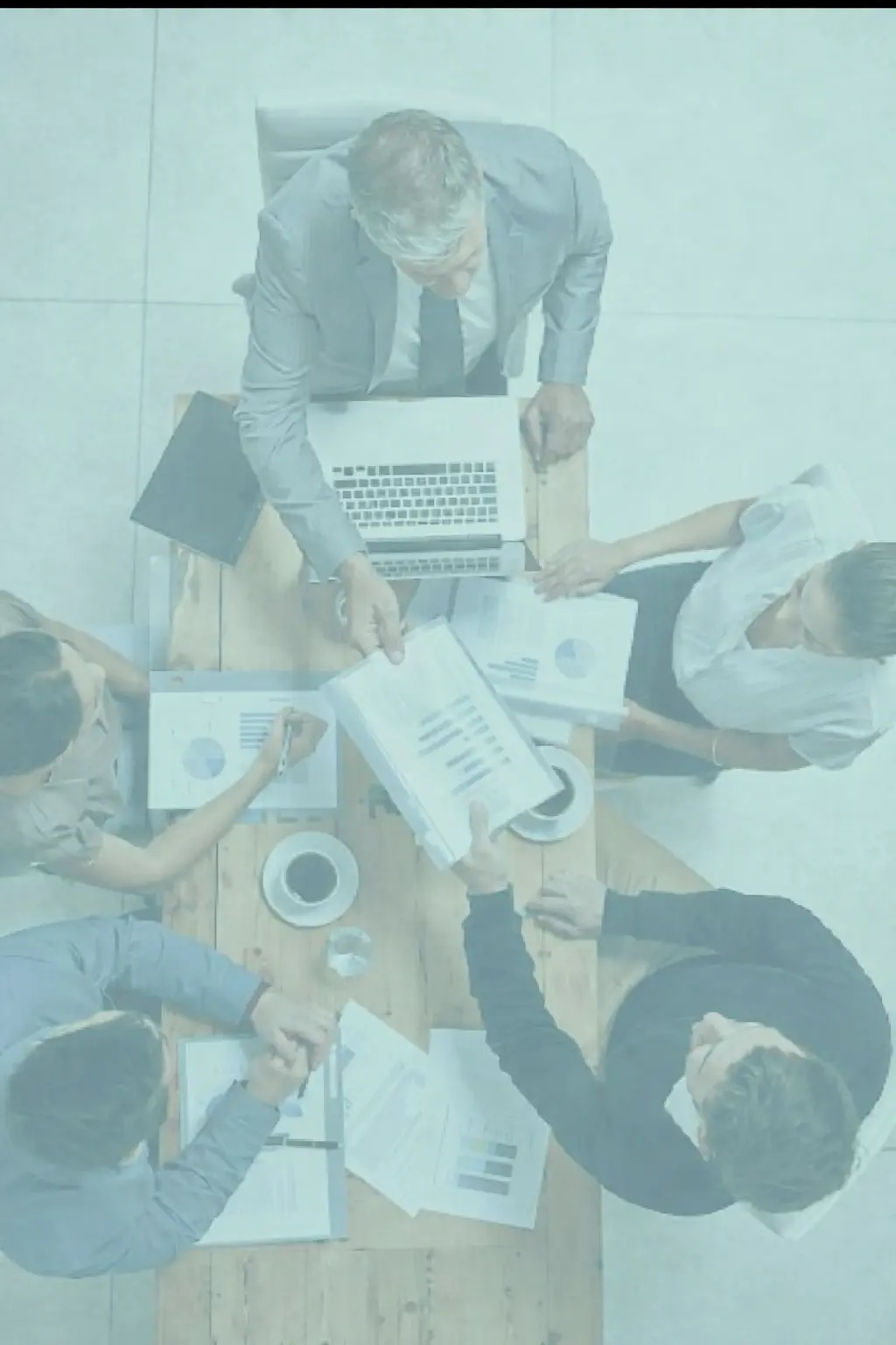 Equipo de consultoría empresarial trabajando en estrategia y crecimiento